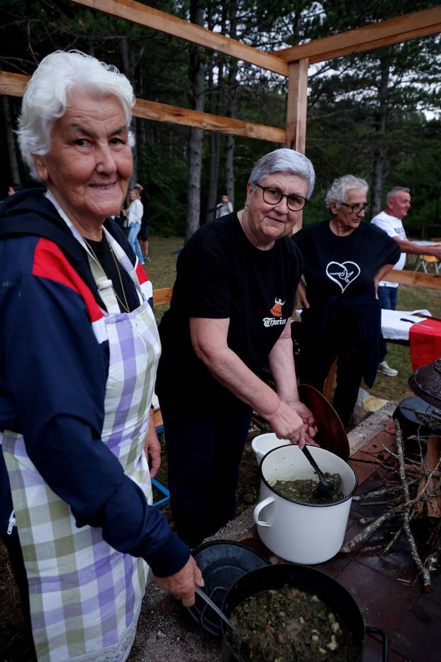 FOTO Dani komina, pure i brozina: Tijarica proslavila dane tradicije unatoč lošem vremenu