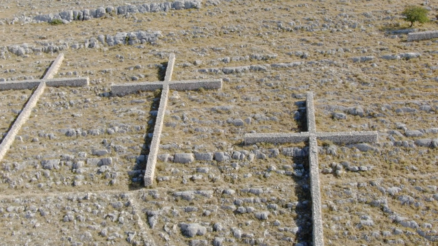 Digli smo dron iznad Velikog Kornata: 12 kamenitih križeva u spomen na heroje vatrogasce