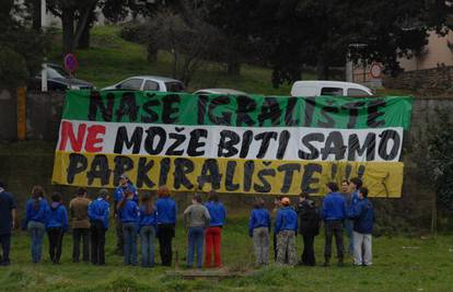 Puljani se protive parkingu na igralištu iza vojarne