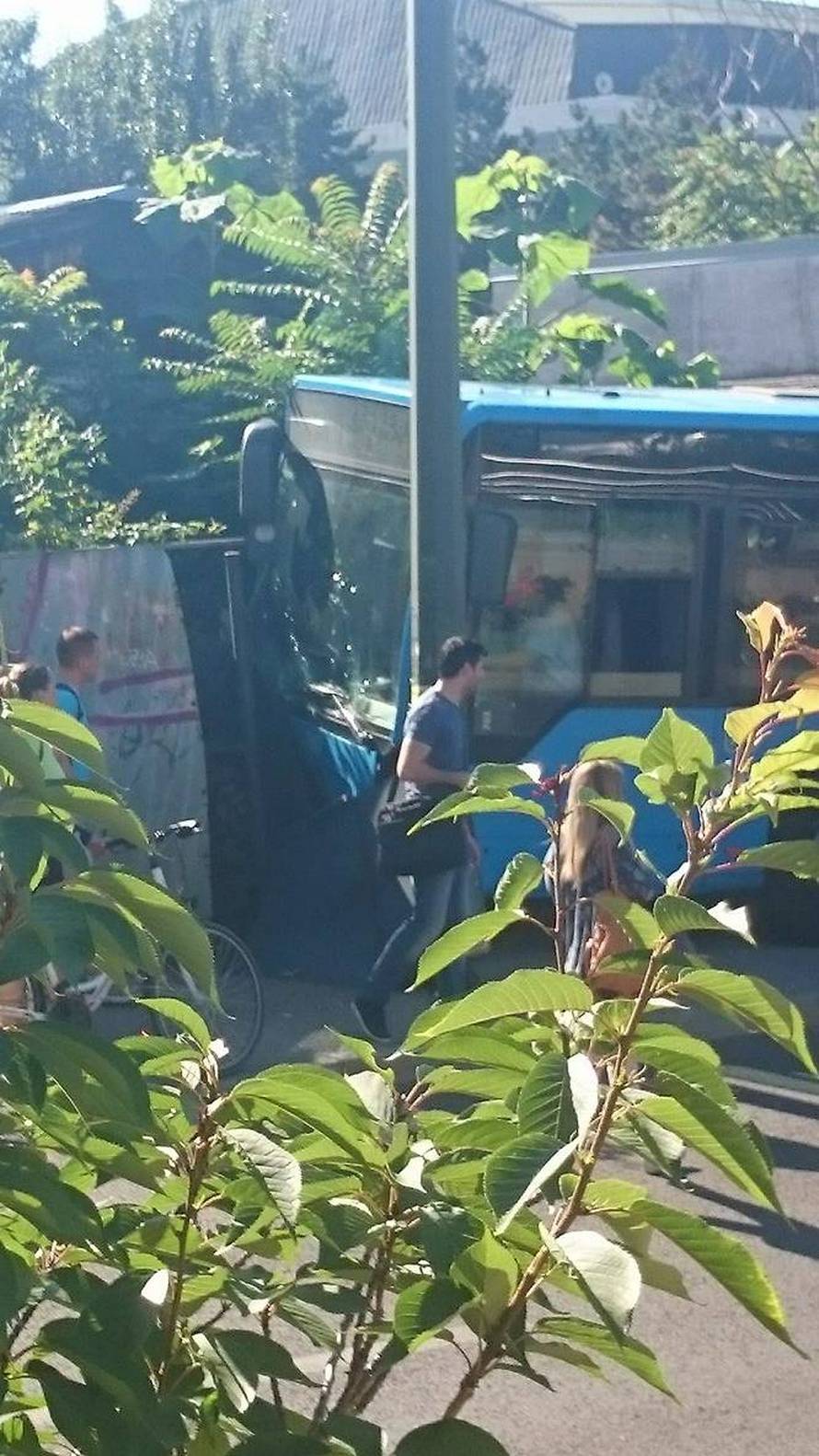 ZET-ov bus zabio se u ogradu: Četvero ljudi završilo u bolnici