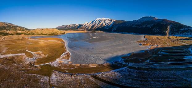 Pogled iz zraka na Park prirode Blidinje i zaleđeno jezero