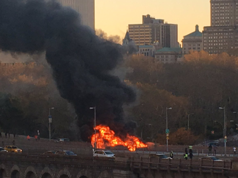 Užasni prizor u New Yorku: Na mostu sudar, eksplozija i požar