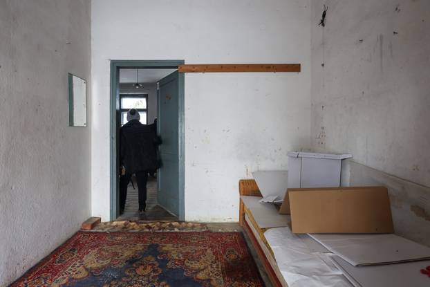 Škola u Željeznom Žumberačkom odavno se ne koristi, ali danas je otvorena zbog izbora