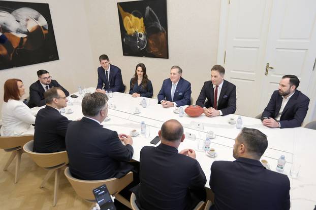 FOTO Belichick na večeru poveo 48 godina mlađu zaručnicu. 'Pa gdje joj je odjeća, ostala doma?'