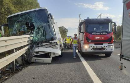 Teška nesreća u Italiji: Autobus pun ljudi sletio s ceste i zabio se u ogradu. Jedan čovjek poginuo