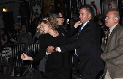 Srušili ogradu: Jennifer su od fanova spašavali tjelohranitelji 