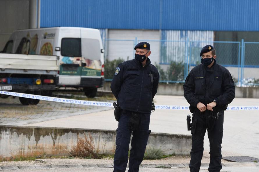 Nakon četverostrukog ubojstva u jutarnjim satima nastavljen očevid policije u Šibeniku