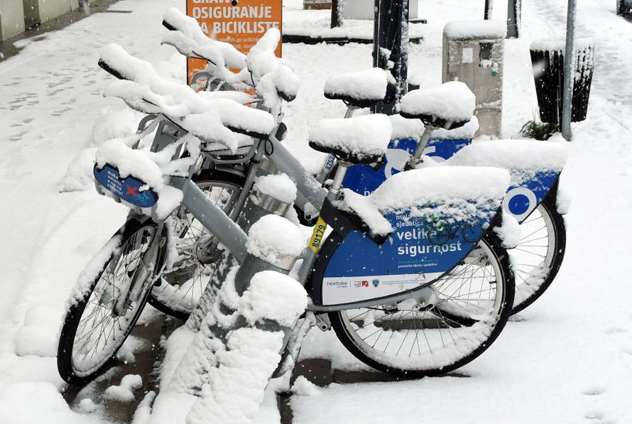 Sisak: Snijeg koji pada cijelo prijepodne zabijelio grad