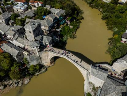 FOTO Evo kako izgleda Neretva: Smeđom rijekom pluta smeće