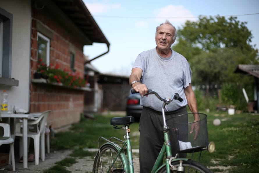 Djed svratio do trgovine pa mu besramni lopovi ukrali zubalo