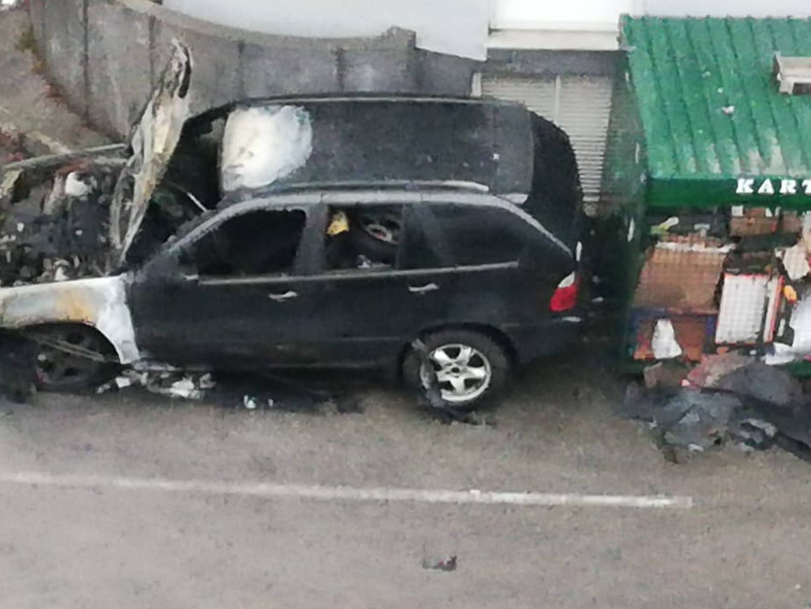 BMW potpuno izgorio nakon eksplozije, vatra zahvatila i VW
