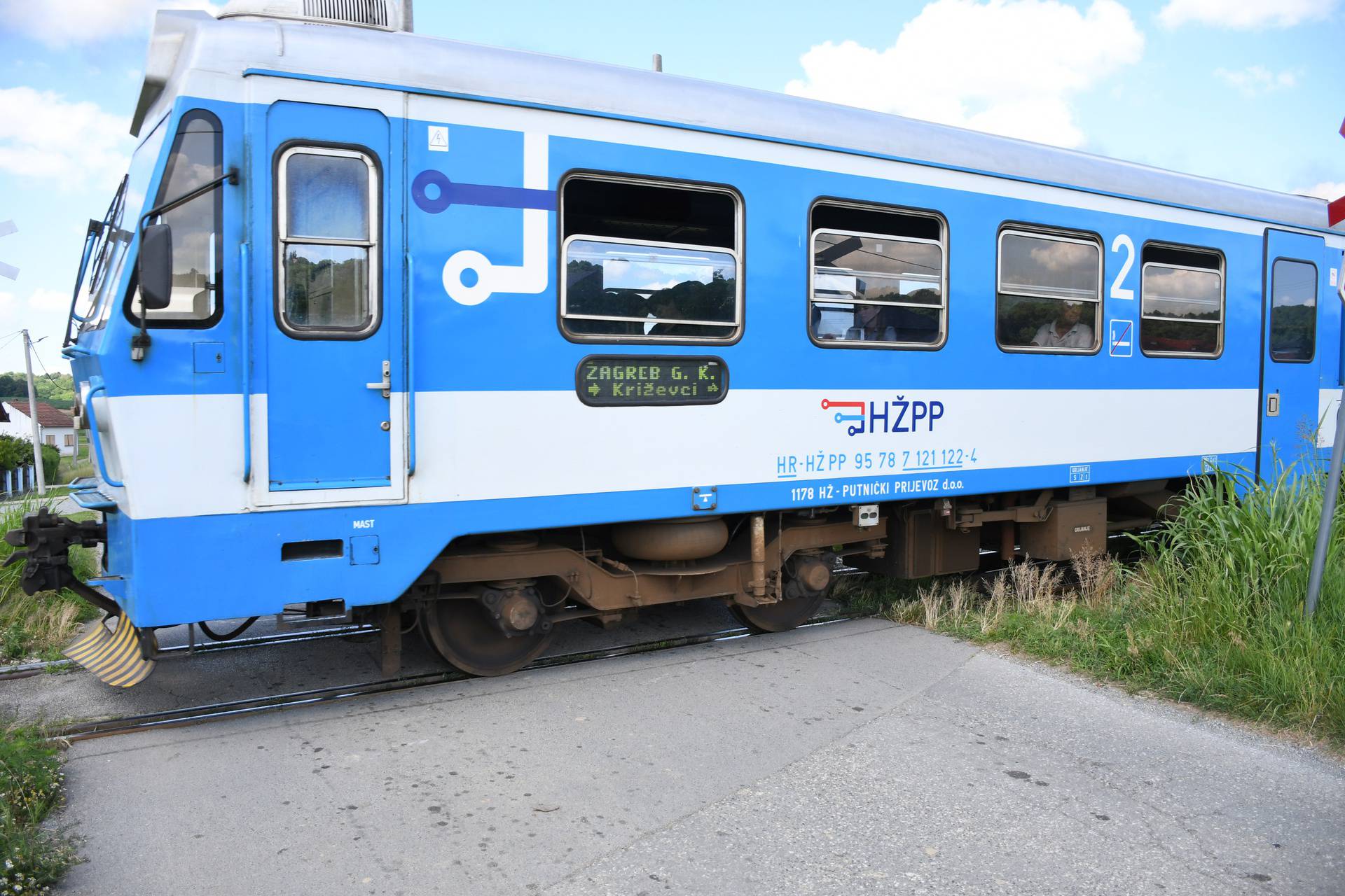 Veliko Trojstvo: Vlak na pružnom prijelazu naletio naletio na automobil
