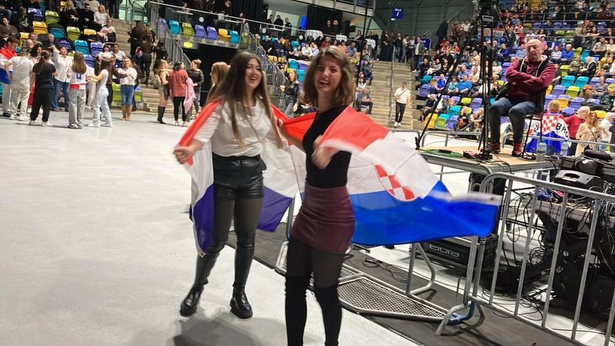 MEGAGALERIJA Šljokice, kockice, dekoltei: Hrvatske zvijezde zabavile dijasporu u Frankfurtu