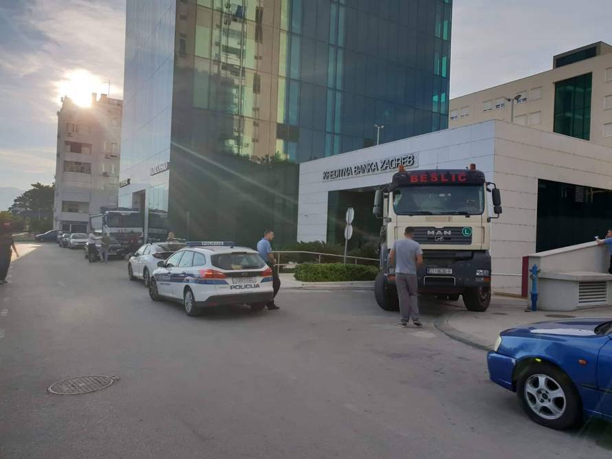 Bez dogovora: Bešlić maknuo kamione kao 'znak dobre volje'