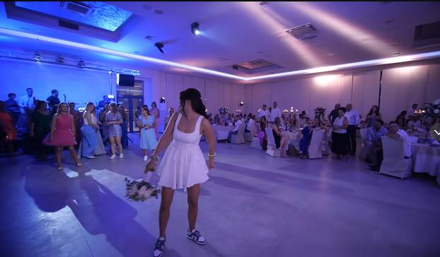 FOTO Urnebesne fotke sa svadbi na Balkanu: Od čupanja kose za buket i 'minjaka' do interventne