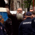 VIDEO Pogledajte kako je bivši monah napao snimatelja na Europrideu, pogodio ga bocom