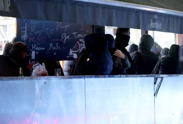 Zagreb: Maskirani muškarci otpjevali svoje ispred Srpskog kulturnog centra i razišli se nakon dolaska interventnih policajaca