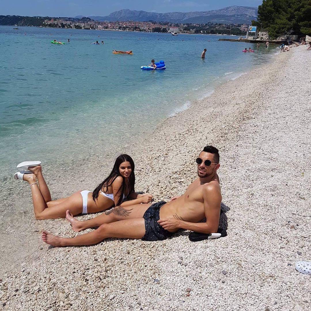 Hajdukov igrač čeka bebu: Cura fotkom u bikiniju objavila vijest