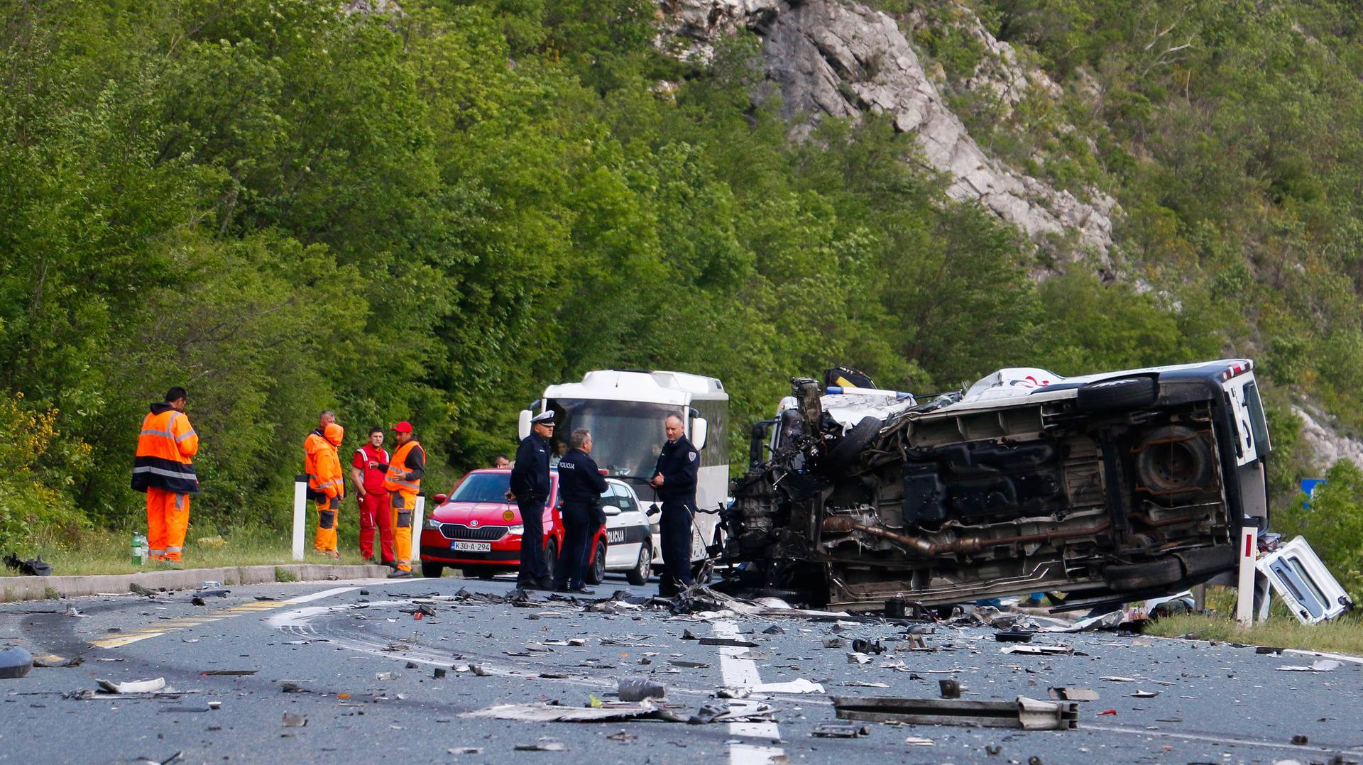 Sudarili se cisterna i kombi kod Mostara: Vozača cisterne traže u Neretvi, iz kombija 7 ozlijeđenih