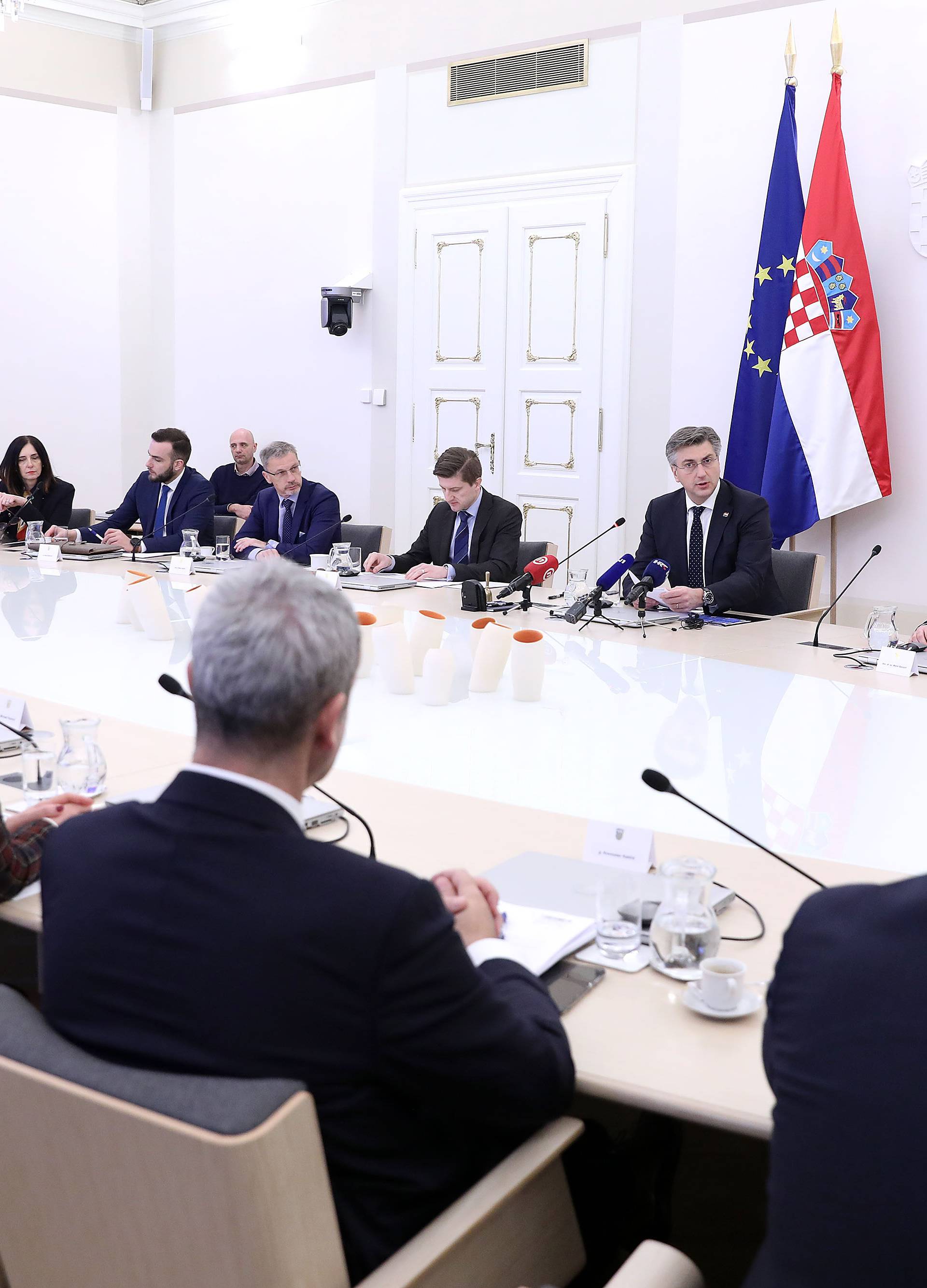 Zagreb: Plenković predsjedao sjednicom za uvođenje eura kao valute u RH