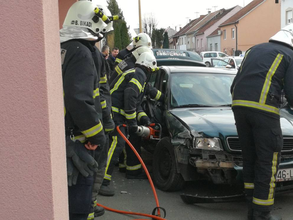 U Osijeku se sudarila dva auta, putnike iz oba odvezla je Hitna