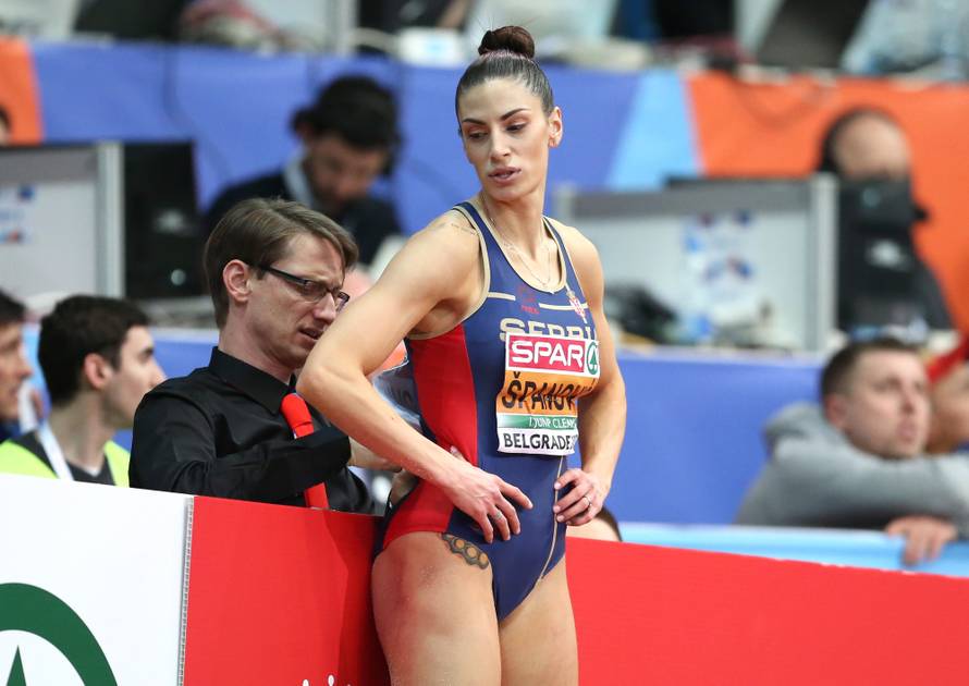 Atraktivna Srpkinja otkrila je dio intimne tetovaže na kuku...