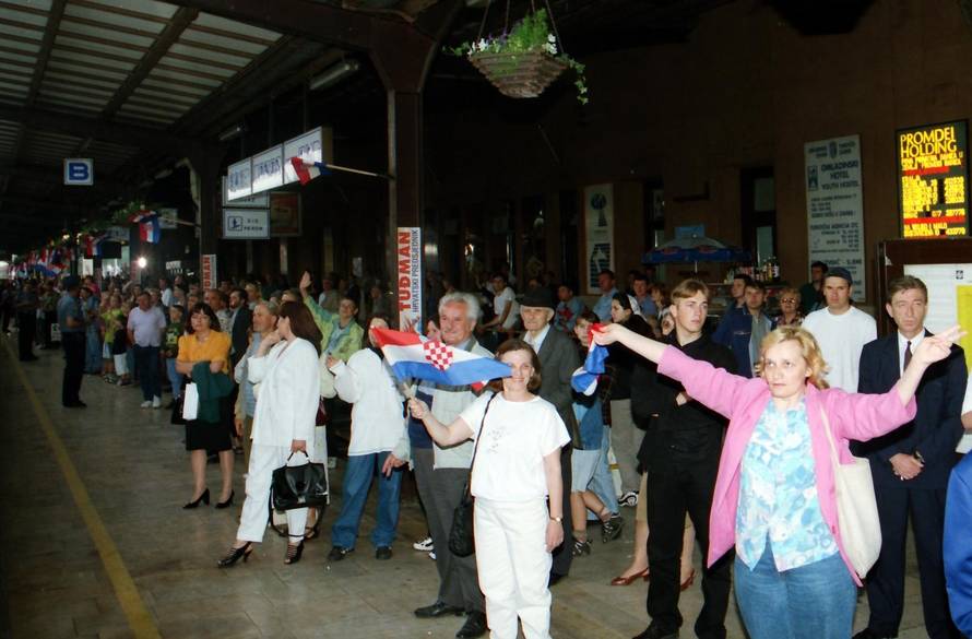 Povratak u napaćeni grad heroj: Vlak mira krenuo je za Vukovar, pjevalo se i klicalo slobodi...