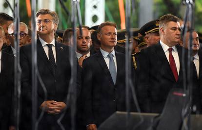 Državni vrh u Kninu: Plenković i Milanović gledaju svak na svoju stranu, Jandroković u sredini