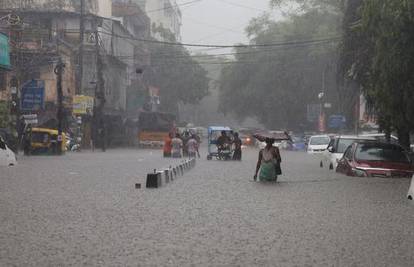 Indija: Najmanje 22  poginulo u poplavama i odronima tla