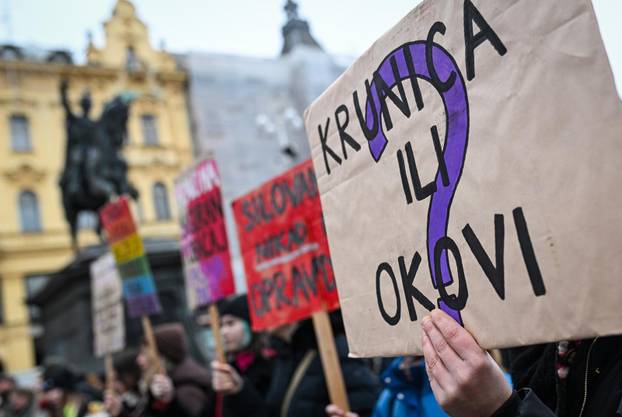 Zagreb: Molitelji i prosvjednici na Trgu bana Jelačića