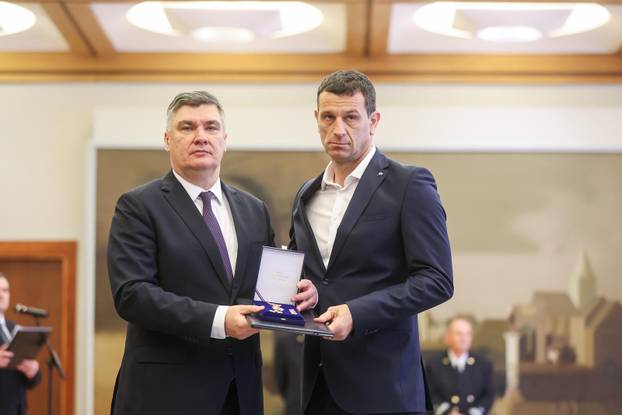 Zagreb: Predsjednik Republike uručio  je odlikovanja Hrvatskoj rukometnoj reprezentaciji
