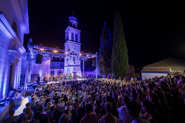 Vela Luka:  Koncert Nine Bardić i Acustic benda povodom manifestacije Trag u Beskraju