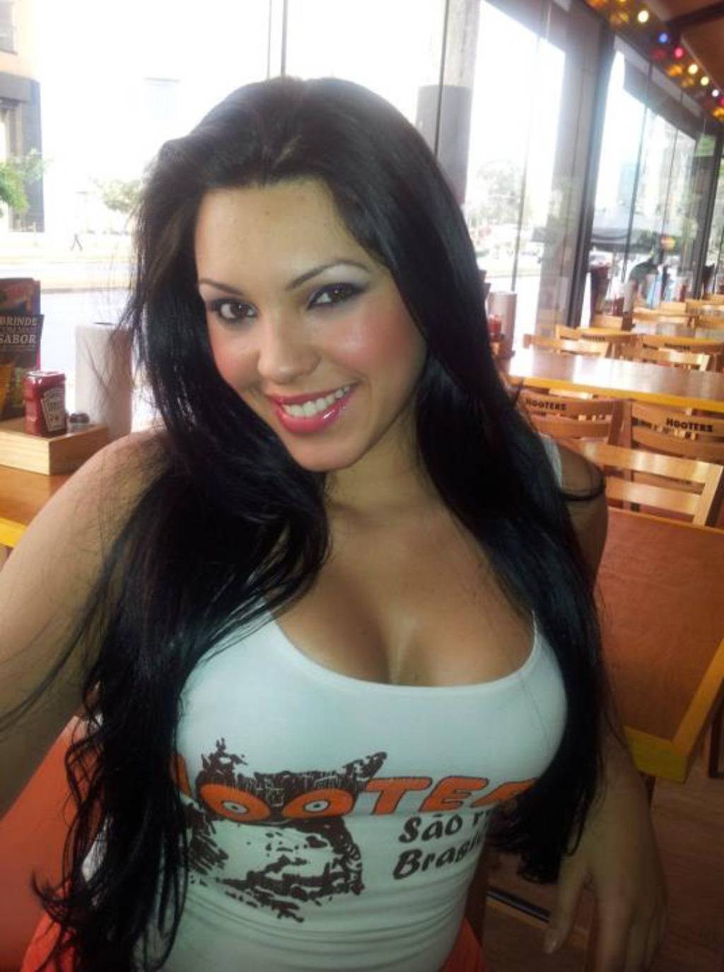 http://www.facebook.com/hootersbrasil