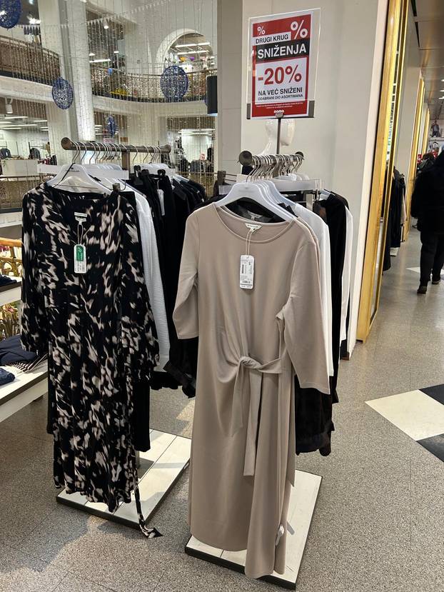 FOTO Velika rasprodaja zbog zatvaranja Name: 'Dućani su krcati, ovako nije niti za Božić'