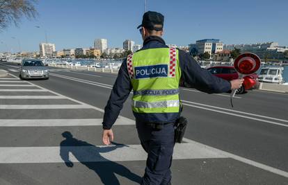 Mladić (19) bez vozačke bježao od policije, sletio je u kanal...