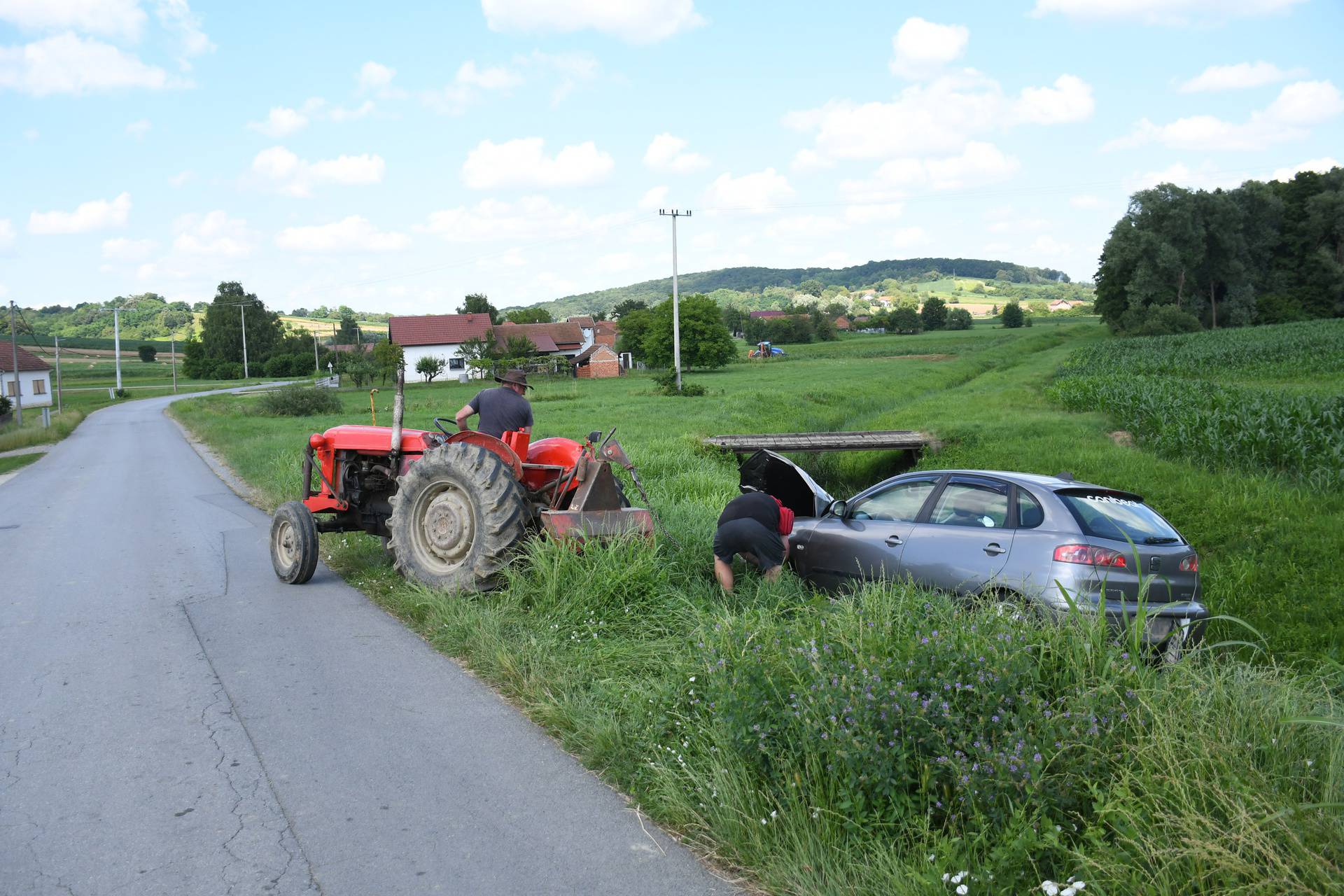 Veliko Trojstvo: Vlak na pružnom prijelazu naletio naletio na automobil