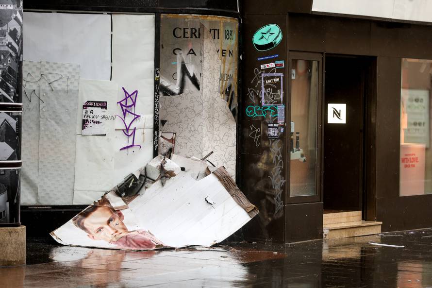 Zagreb: Popadali plakati u cnetru grada 