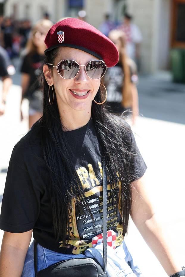 Sinj: Glavni modni detalji za koncert Thompsona - crna majica i zastava Hrvatske