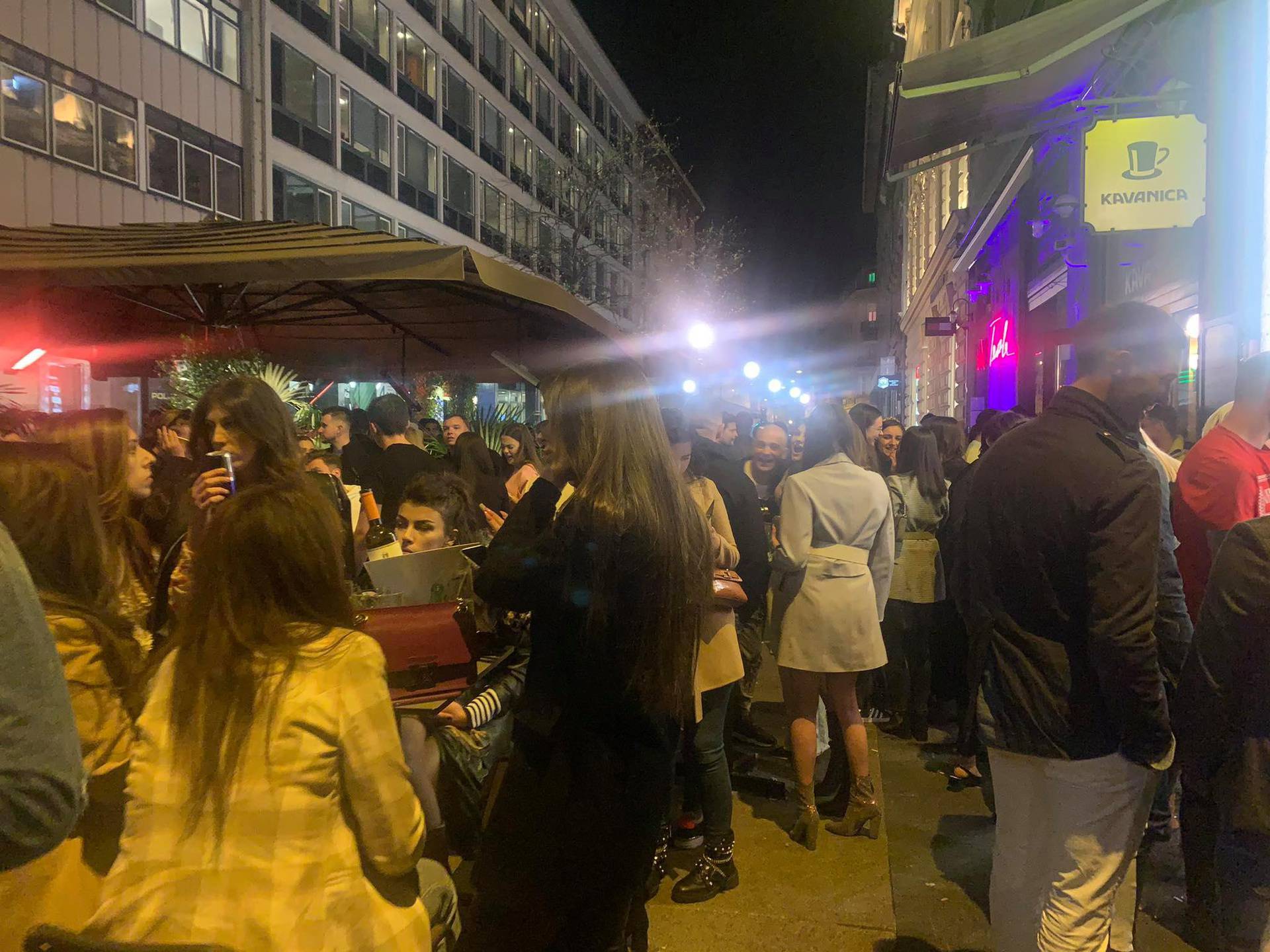 Hrpa ljudi u centru Zagreba: Na terasama se družilo i zapjevalo