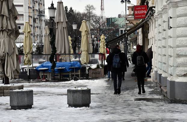 Zaleđene prometnice i javne površine Slavonskog Broda otežavaju kretanje građana