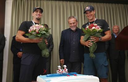 Zlatna braća Sinković stigla u Zagreb, dočekala ih je torta...