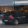 FOTO Kr&scaron; i lom u Sisku! Autom je uletio ravno u izlog trgovine