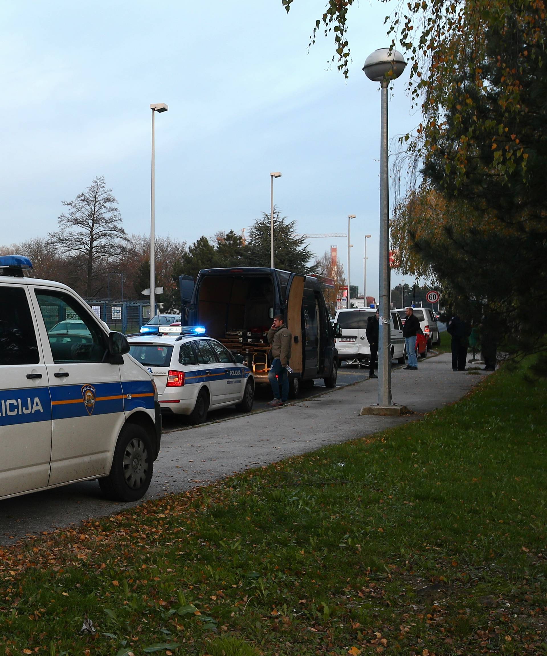 Sudarila se dva kombija i auto u Zagrebu, poginuo muškarac