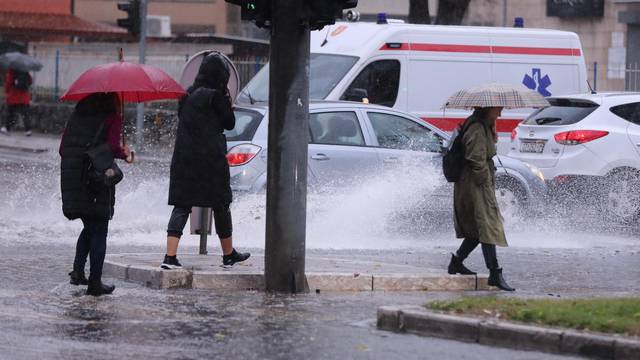 Zbog obilne kiše u Splitu su poplavljene prometnice i nogostupi