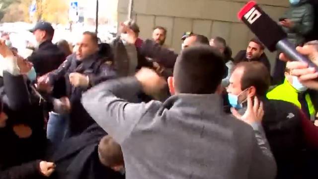 Teško prihvatili poraz: Gruzijci se potukli ispred zgrade Saveza