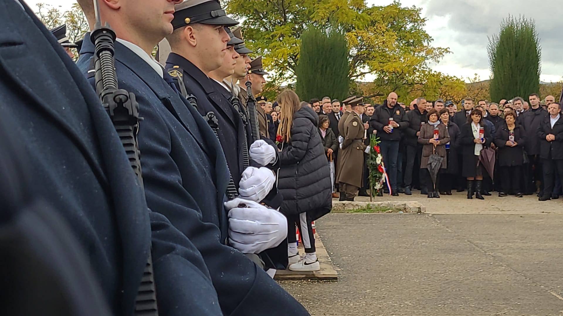 Svečani program u Vukovaru: Tisuće u Koloni sjećanja unatoč jakoj kiši. Milanović u Škabrnji