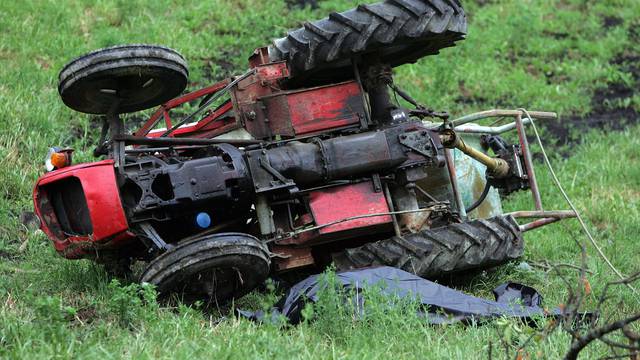 Vozio se na rubu: Muškarac (49) je pao s traktora i poginuo