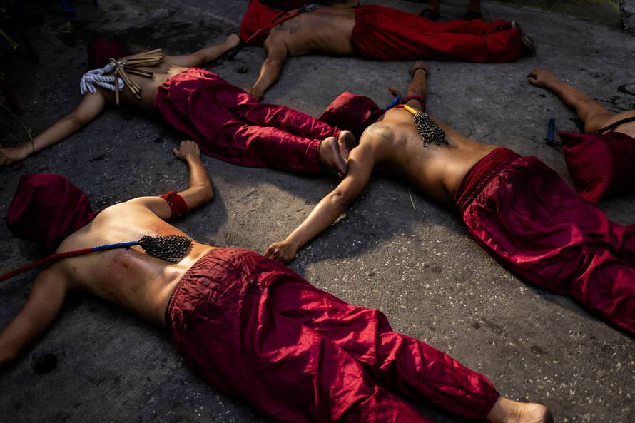 Filipino Catholics perform self-flagellation for Lent