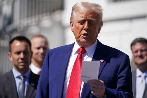 Trump dignuo carine na kinesku robu na 125 posto pa poručio: Kina želi dogovor s nama!