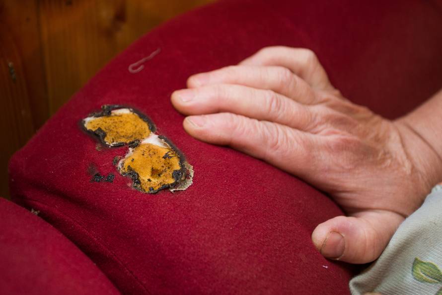 Zapalio se mobitel star samo godinu dana, gorio je i stol...